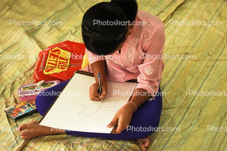 A Girl Set And Draw In A Competition