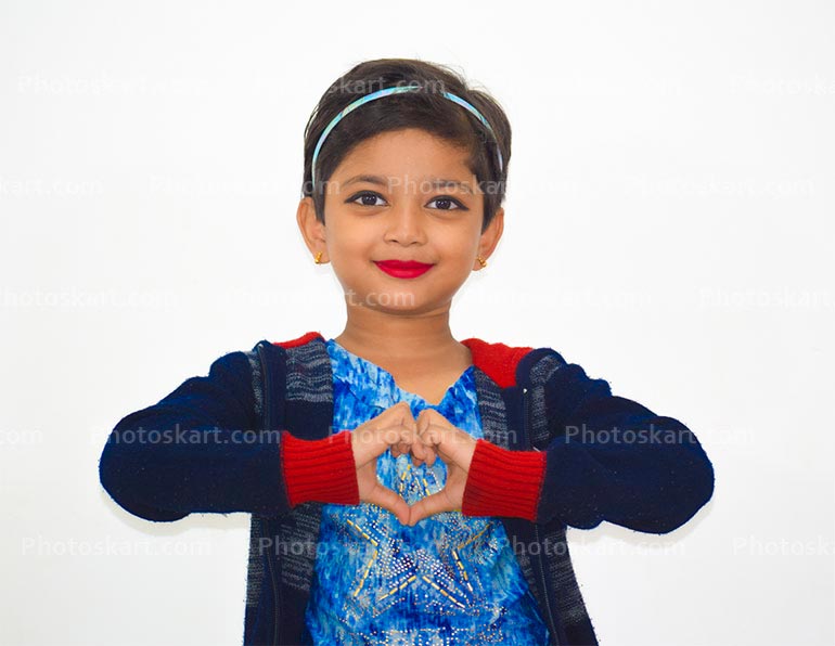 DG00101519, New, the girl cute child show heart shaped hand gesture