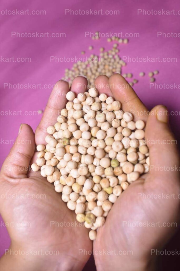 Matar Dal Hold In Two Hands