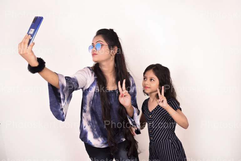 45 Cute Selfie Poses For Girls To Look Super Awesome-cheohanoi.vn