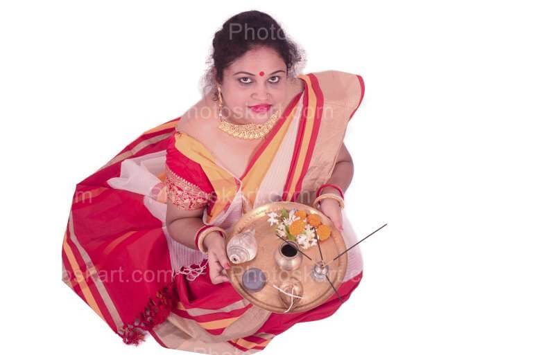 Royalty Indian Model With Festiveal Thali Premium Image